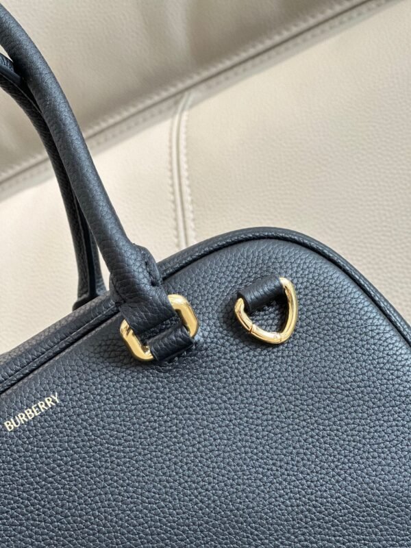 B's latest bowling bag is made of grained calfskin - 图片 8