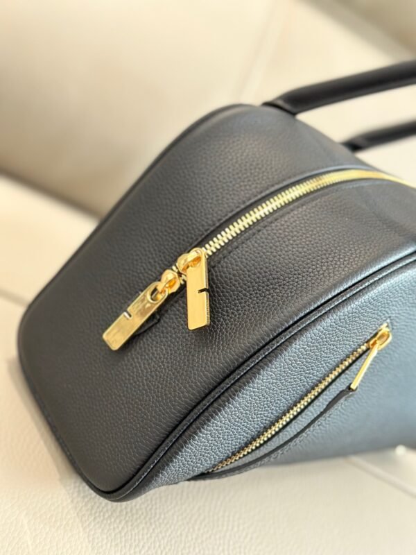 B's latest bowling bag is made of grained calfskin - 图片 7