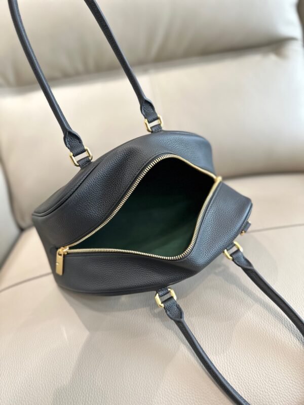 B's latest bowling bag is made of grained calfskin - 图片 3
