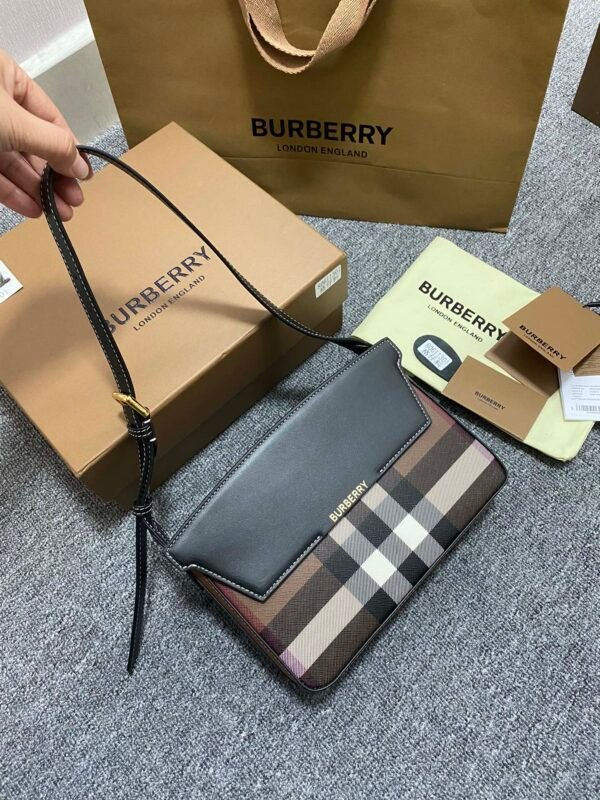 Update BBR's latest catwalk shoulder bag 💕 Made of selected soft leather.