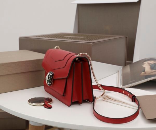 The "Serpenti Forever" series of crossbody bags are fashionable and versatile. This bag is made of Chinese red calfskin - 图片 2