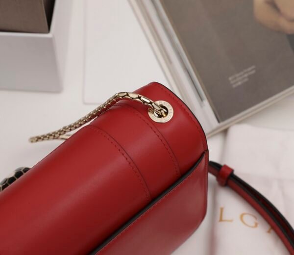 The "Serpenti Forever" series of crossbody bags are fashionable and versatile. This bag is made of Chinese red calfskin - 图片 8