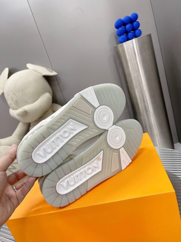 Louis Vuitton Lv in stock. Unisex. Ceiling level - 图片 3
