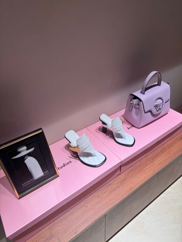 New Burberry Flip Flops for Spring and Summer - 图片 9