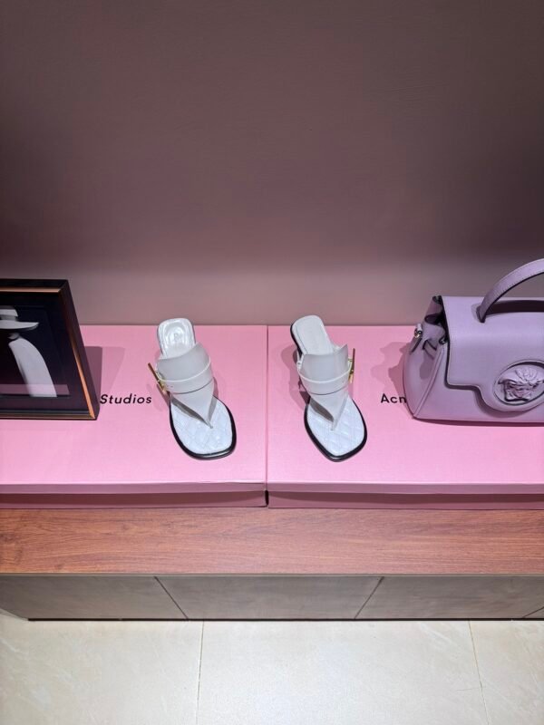 New Burberry Flip Flops for Spring and Summer - 图片 8