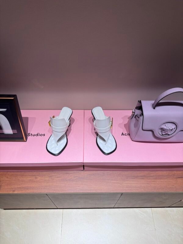 New Burberry Flip Flops for Spring and Summer - 图片 7