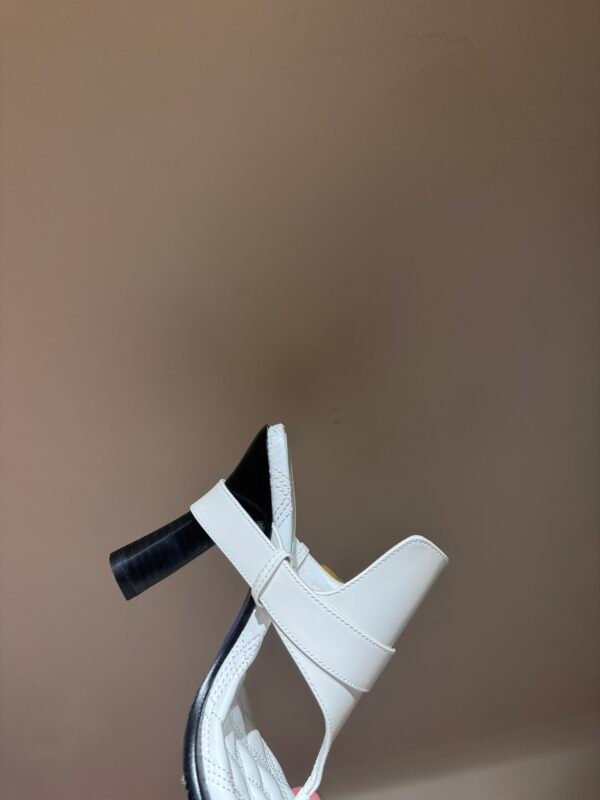 New Burberry Flip Flops for Spring and Summer - 图片 3